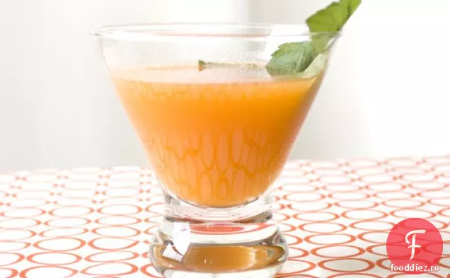 Băutură în sezon: Cocktail de caise și mentă