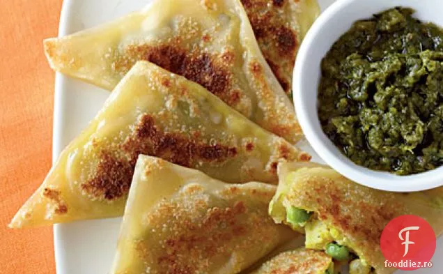 Samosas de legume curry cu chutney de coriandru-mentă