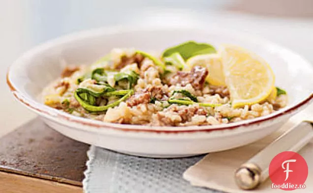Risotto cu cârnați italieni, ceapă caramelizată și verdeață amară