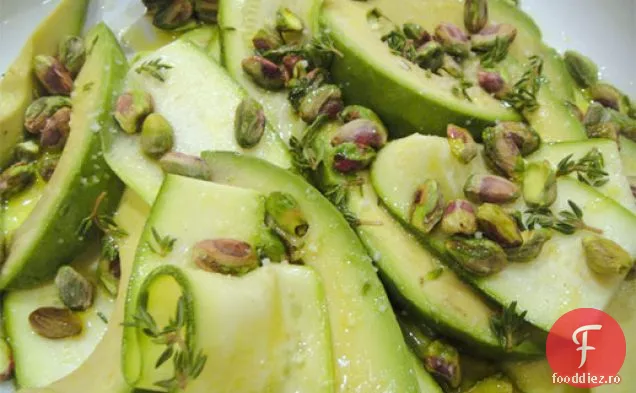 Carpaccio de dovlecei Patricia Wells cu Avocado, fistic și ulei de fistic