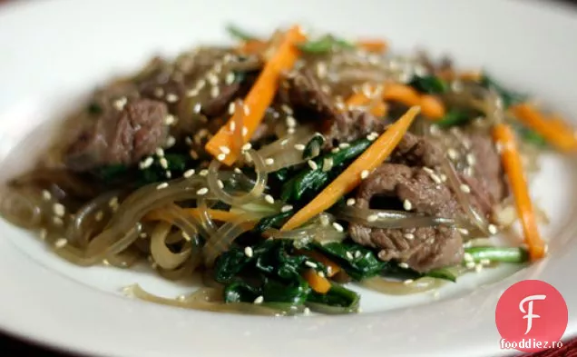 Cina în seara asta: Japchae coreeană (tăiței cu spanac, morcov și carne de vită)