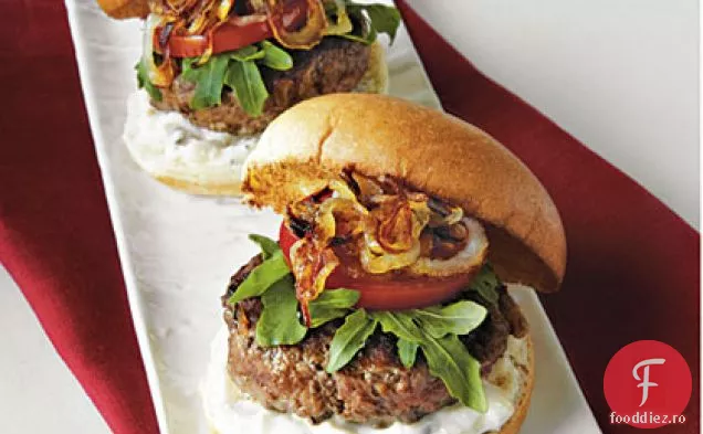 Mini burgeri caramelizați cu ceapă și brânză albastră