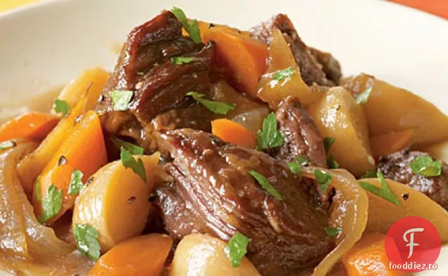 Carne de vită fiartă cu bere cu ceapă, morcov și napi