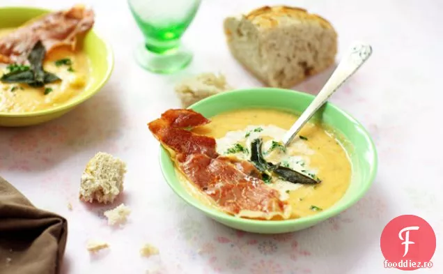 Supă ușoară de legume cu aromă de salvie