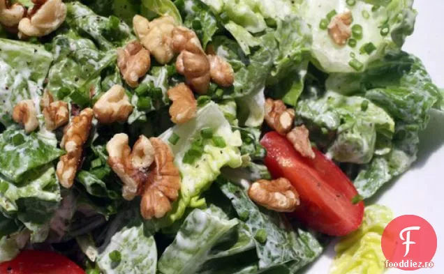 Franceză într-o clipă: salată verde cu sos cremos de brânză de capră