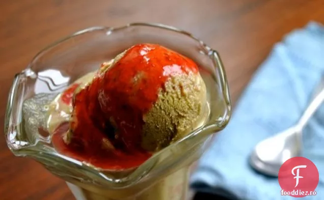 Scooped: Gelato de fistic cu sos de căpșuni