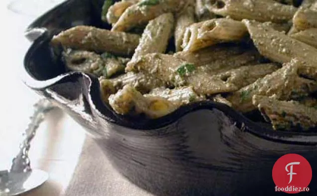 Penne în sos cremos de busuioc-nucă