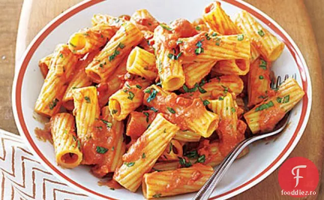 Rigatoni în sos cremos de roșii