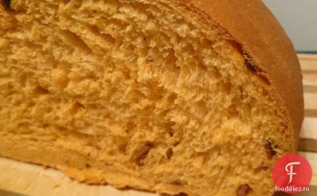 Coacerea pâinii: pâine cu roșii, brânză și slănină