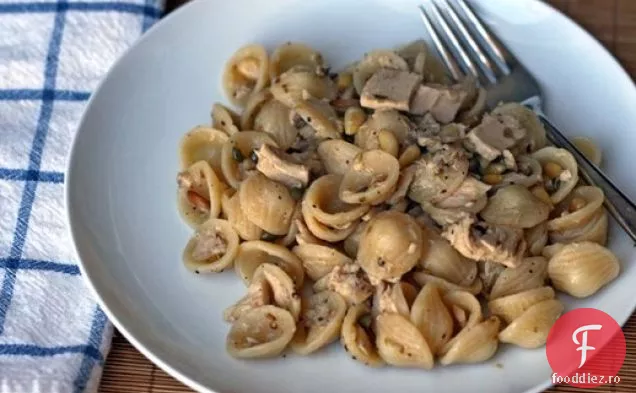 Cina în seara asta: Paste cu ton, nuci de pin, semințe de fenicul, capere și lămâie