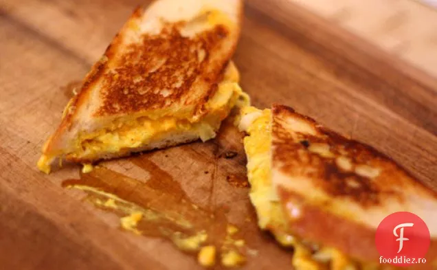 Cina în seara asta: sandvișuri cu Cheddar și fenicul la grătar cu maioneză Curry
