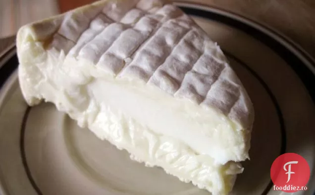 Brie la grătar și brânză de capră cu slănină și roșie verde