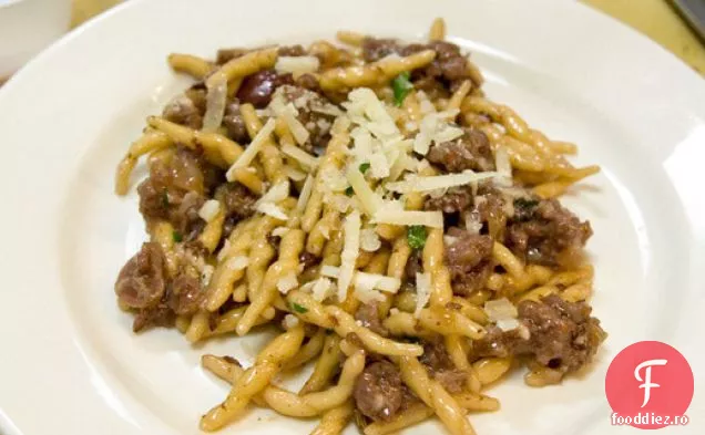 Strozzapreti de Andrew Carmellini cu cârnați, struguri și vin roșu