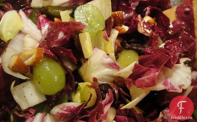 Gatiti cartea: salata de struguri, migdale si Radicchio cu masline negre