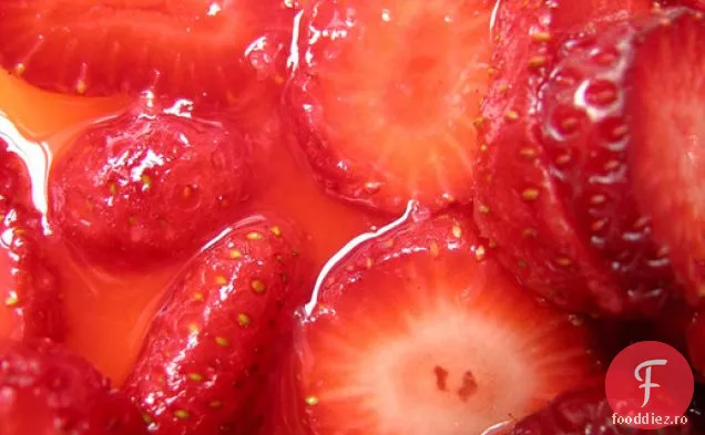 Salată de fructe cu rom condimentat și mentă