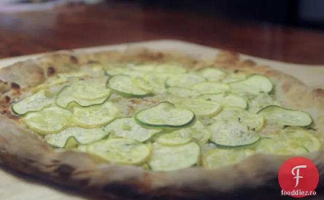 Pizza de Squash de vară cu usturoi prăjit și CR Aproxme fra aprox. che