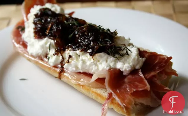 Prosciutto cu față deschisă, Ricotta proaspătă și sandvișuri cu marmeladă de ceapă roșie