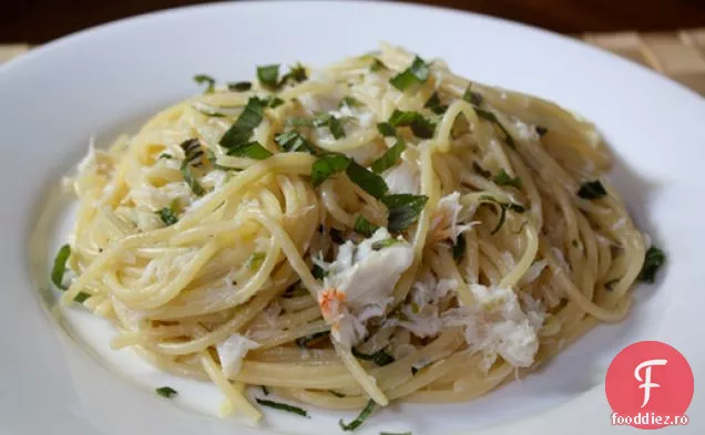 Cina în seara asta: Spaghete cu Crab, Chile și mentă