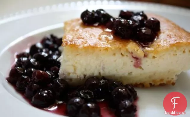 Brunch de duminică: tort blintz la cuptor cu sos proaspăt de afine