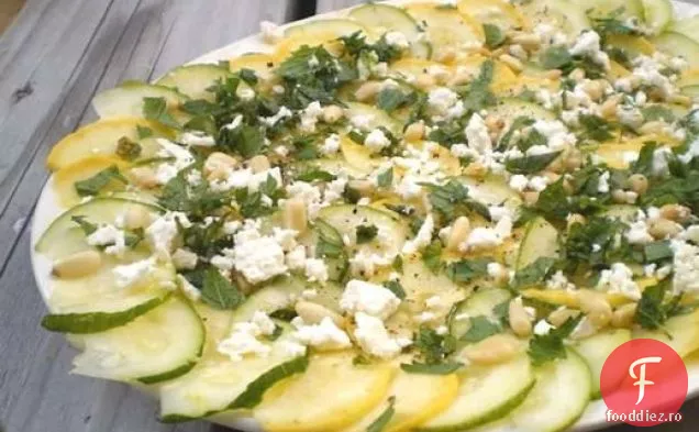 Sănătos și delicios: Carpaccio de dovlecei cu Feta și nuci de pin