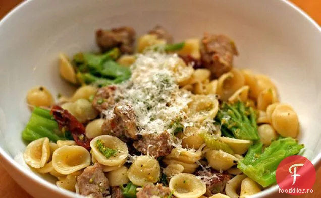 Cina în seara asta: Orecchiette cu cârnați, Broccoli și usturoi caramelizat