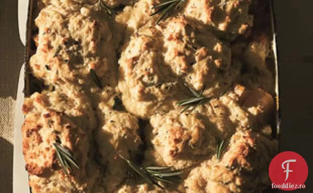 Plăcintă cu legume rădăcinoase și ciuperci cu Topping de biscuiți de rozmarin