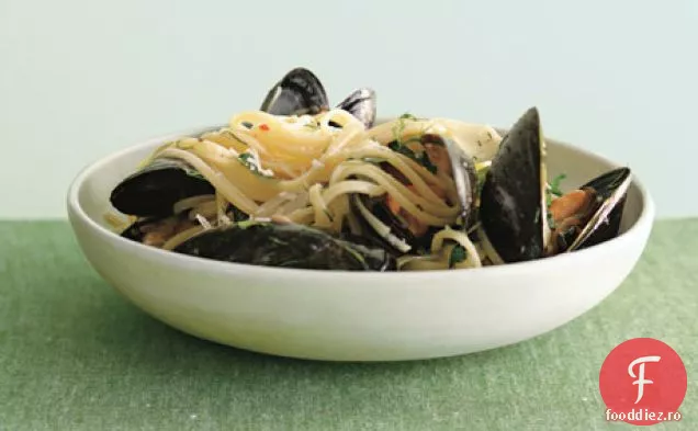 Linguine cu midii și ierburi proaspete