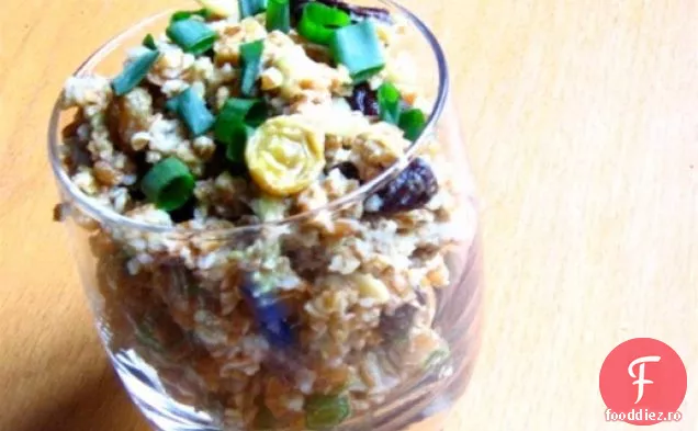 Sănătos și delicios: salată de grâu Bulgur cu Avocado, stafide și migdale