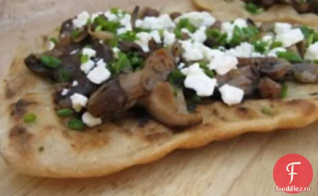 Carne Lite: ciuperci, cârnați, brânză de capră și pizza la grătar cu arpagic