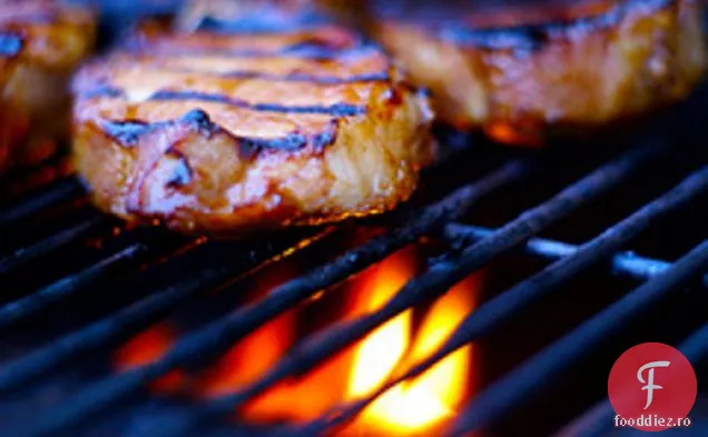 Gatiti cartea: Porterhouse de porc cu Pancetta-vinegreta de cirese uscate