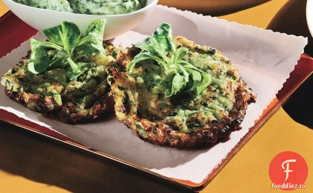 Fritters de dovlecei fragede cu pansament de zeiță Verde