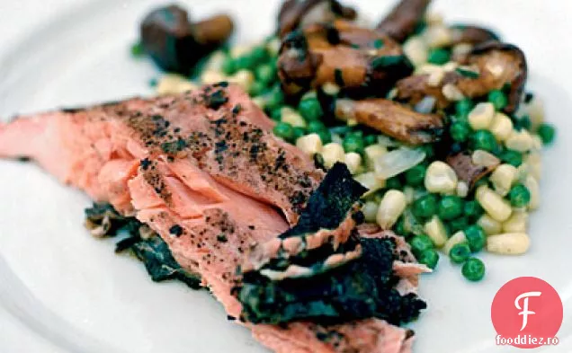 Somon Sockeye la grătar cu fasole Fava, porumb alb și Succotash de ciuperci sălbatice
