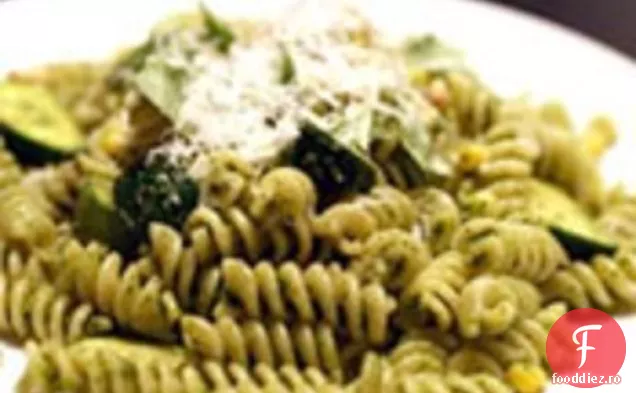 Cina în seara asta: Pesto Fusilli cu porumb, dovlecei și slănină