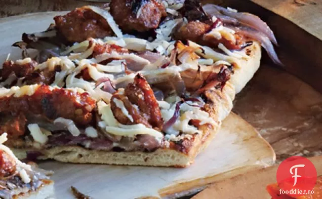 Pâine plată la grătar cu ceapă caramelizată, cârnați și brânză Manchego