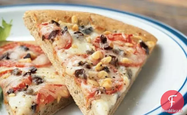 Pizza Fontina, măsline și roșii cu crustă de grâu integral de busuioc