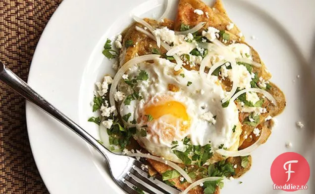 Chilaquiles Verdes cu ouă prăjite