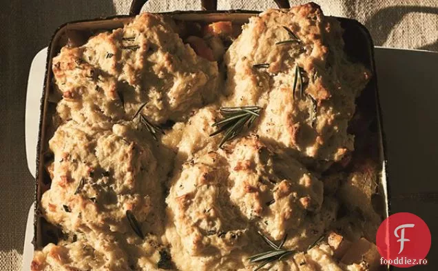 Plăcintă cu legume rădăcinoase și ciuperci cu Topping de biscuiți de rozmarin