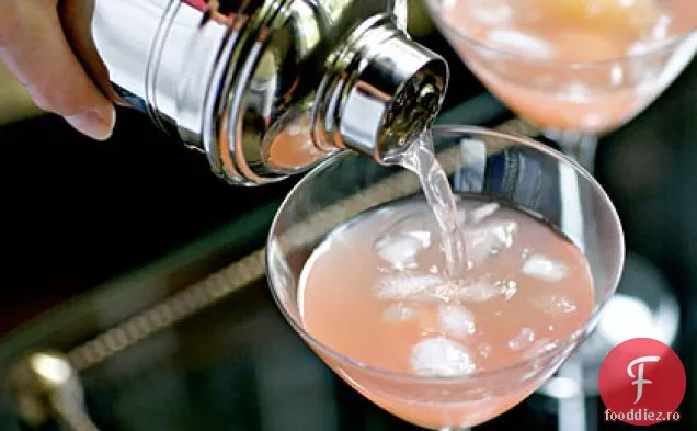 Cocktail de Grapefruit roz și litchi