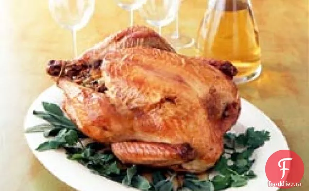 Curcan sălbatic prăjit cu umplutură albastră de pâine de porumb-creveți