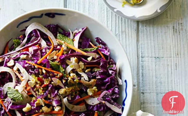 Salată de varză, caju și fenicul