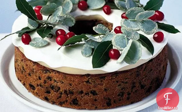 Tort elegant cu coroană de fructe de pădure