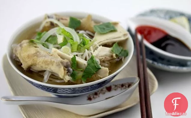 Pho Ga (supă vietnameză de tăiței de pui cu ghimbir)