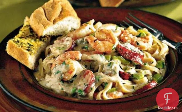 Creveți Cajun și sos Andouille Alfredo peste paste