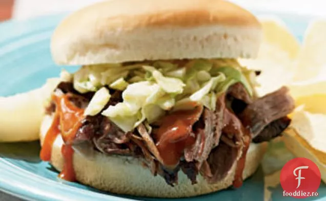 Sandwich cu carne de porc și salată de varză din Memphis