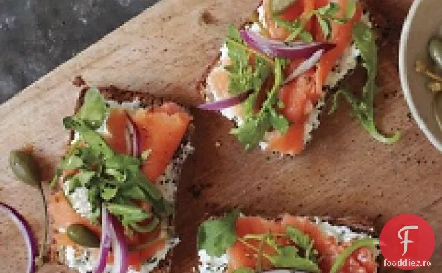 Tartine de pâine însămânțate cu brânză de capră cu ierburi și somon afumat