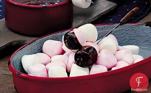 Fondue de ciocolată și marshmallow prăjită