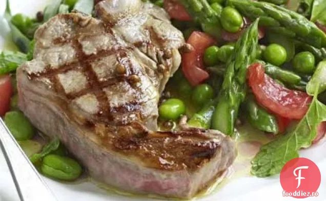 Salată caldă de legume de primăvară cu miel la grătar