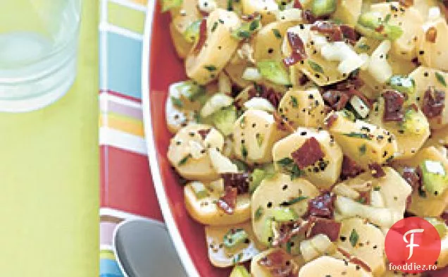 Salată de cartofi Yukon Gold cu prosciutto crocant și ulei de trufe