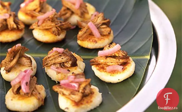 Arepas cu carne de porc trasă și ceapă murată