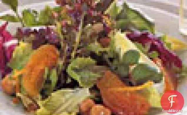 Salată de verdeață de toamnă cu Persimmons și alune